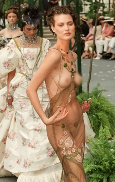 Восхождение Гальяно: 15 легендарных нарядов главного сказочника мира моды