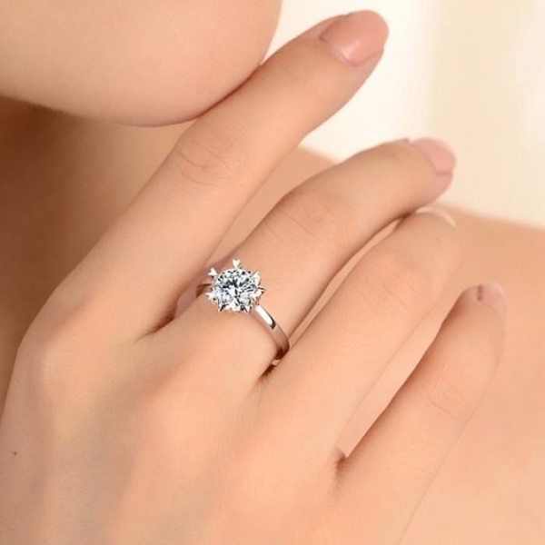Особенности выбора кольца с бриллиантом: как подобрать роскошное украшение?